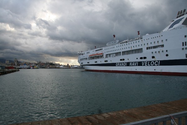 Warten auf die Abfahrt in Genua